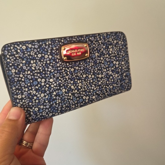 Michael Kors Blue White Daisy Floral Zipper Cell Phone Wallet - Picture 2 of 13